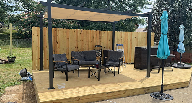 un patio avec un patio couvert et une table.