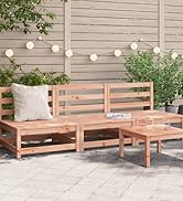 Ensemble de mobilier d'extérieur en bois comprenant un banc et une chaise. Des guirlandes lumineuses et des plantes en pot décorent la clôture de fond