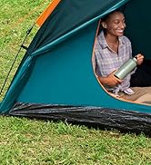 Séquence montrant la mise en place ou le réglage d'une tente de camping de couleur sarcelle sur l'herbe, montrant le processus d'assemblage.