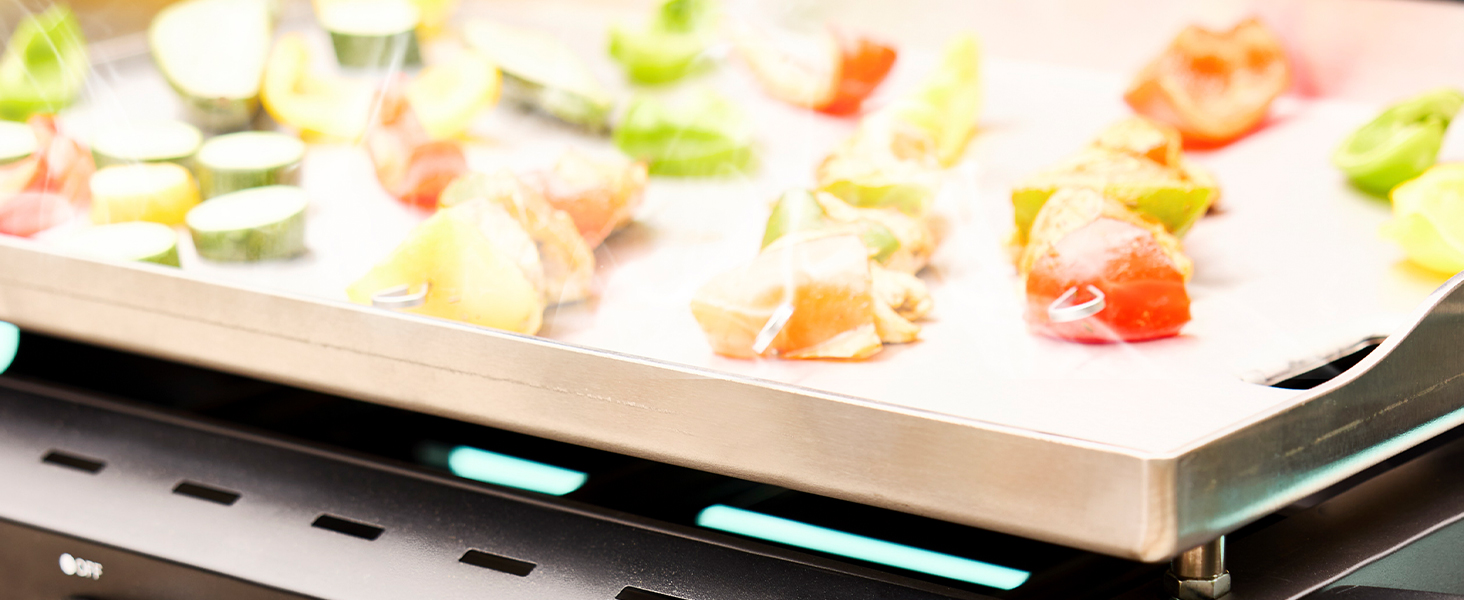 Plans rapprochés de la préparation des aliments sur une assiette ou une surface blanche, avec divers ingrédients disposés.