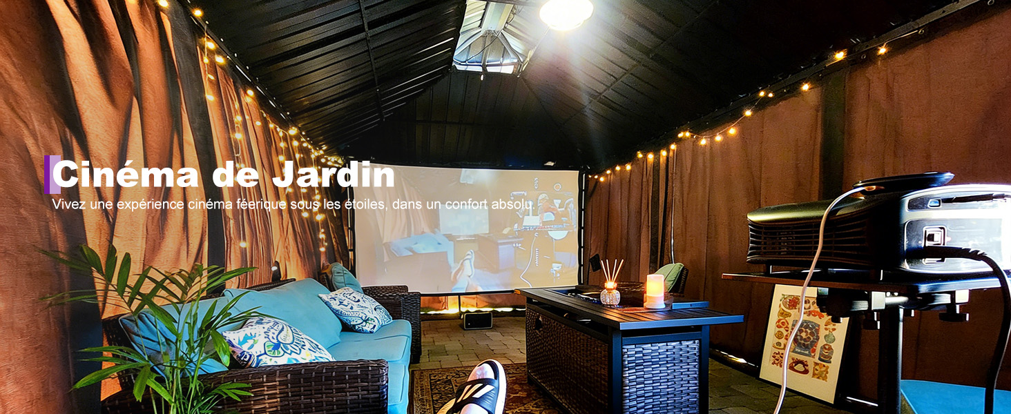 Le texte indique « Elegant un Jardin ». Espace événementiel intérieur avec plafond en bois, mobilier bleu, plantes et grand écran de projection affichant le contenu de la présentation.