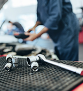mécanicien travaillant sur une voiture