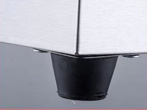 Le dessus de la lampe est une boîte en métal avec un couvercle en plastique noir.