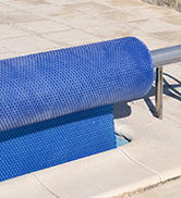 une serviette de piscine bleue est enroulée sur un bain à remous.