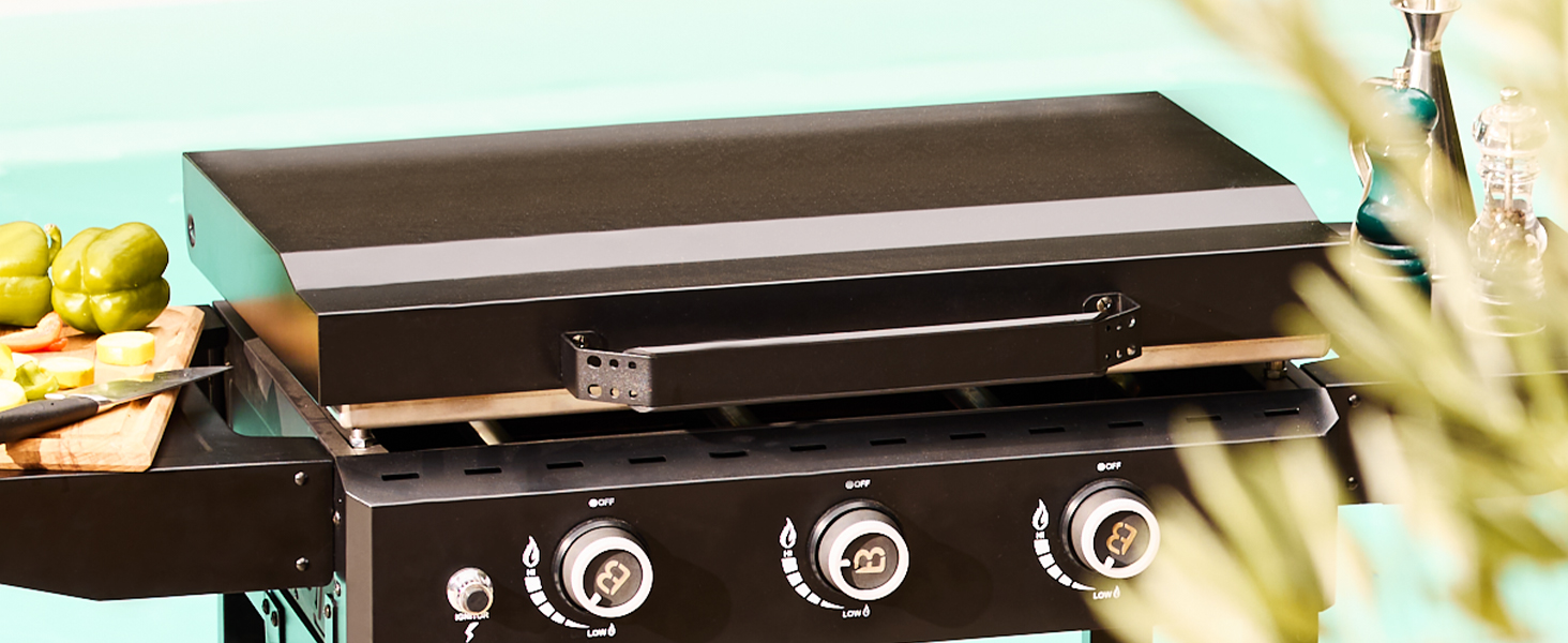 Vue rapprochée d'un équipement audio professionnel ou d'une console de mixage, montrant un panneau de commande noir avec plusieurs boutons et faders.
