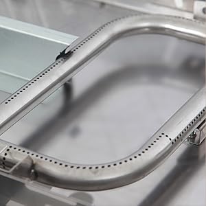 Série de photographies rapprochées montrant des surfaces incurvées métalliques ou chromées dotées de propriétés réfléchissantes, affichées en niveaux de gris.