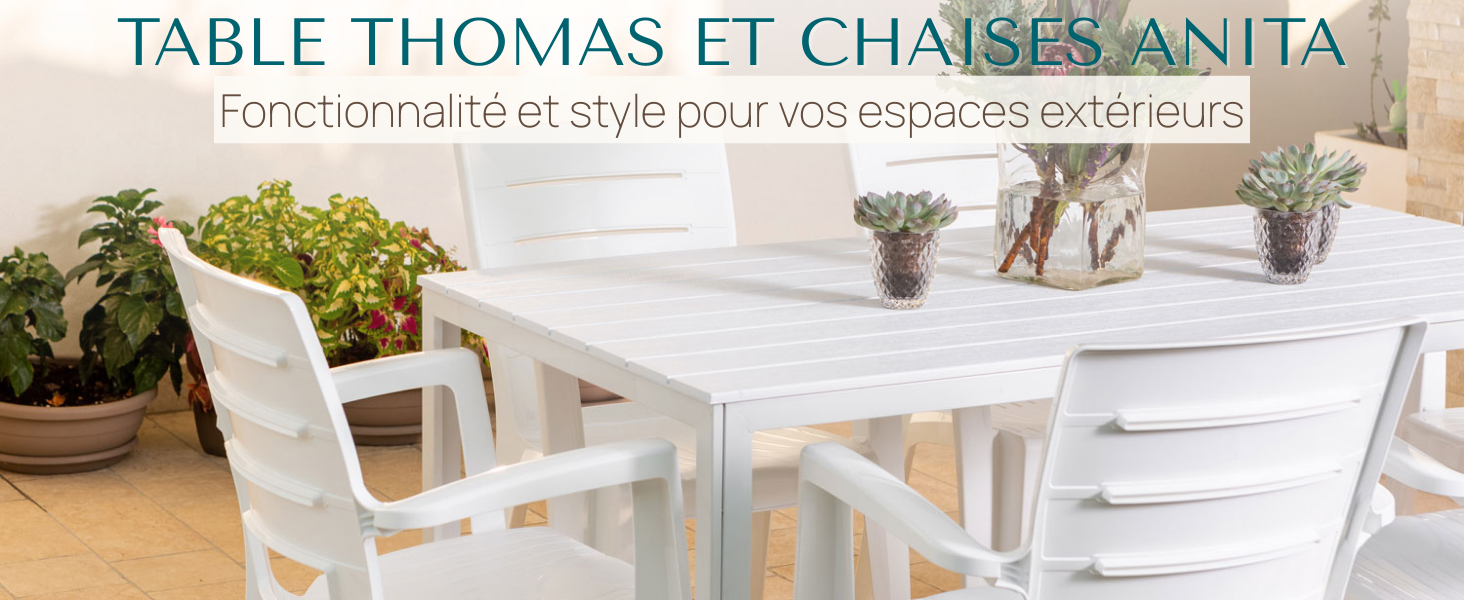 Le texte se lit comme suit : « TABLE THOMAS ET CHAISE ANITA ». Ensemble de salle à manger d'extérieur comprenant une table et des chaises blanches sur le patio avec des plantes en pot en arrière-plan.