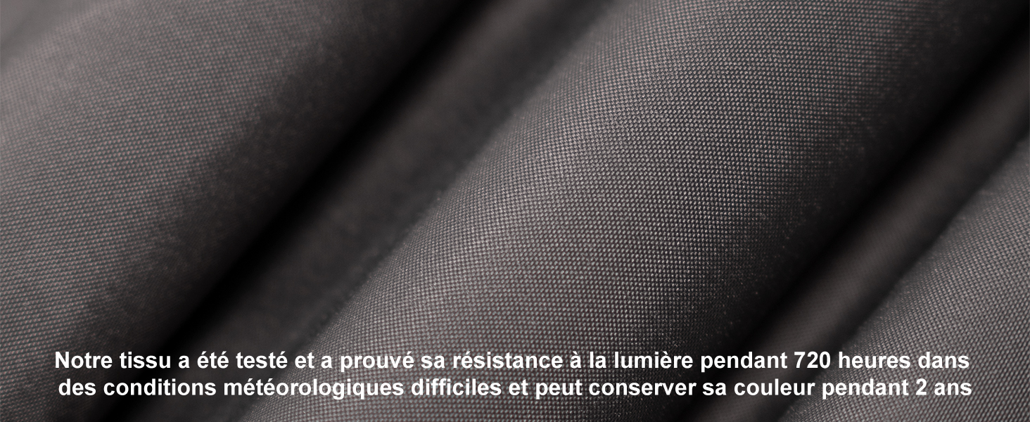 Gros plan d'un tissu gris foncé avec une texture visible. Le texte en français décrit la durabilité du tissu et sa résistance à la lumière.
