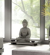 une statue dans un salon avec une grande fenêtre.