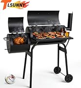 Le texte indique « ENSOLEILLÉ ». Gril au charbon de bois noir de style tonneau avec fixation pour chambre de combustion et roues. Cuisson de la viande visible sur les grilles. Équipement de grillades en plein air.