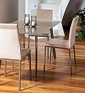 avec table en verre et quatre chaises rembourrées de couleur crème dans une pièce lumineuse avec parquet et
