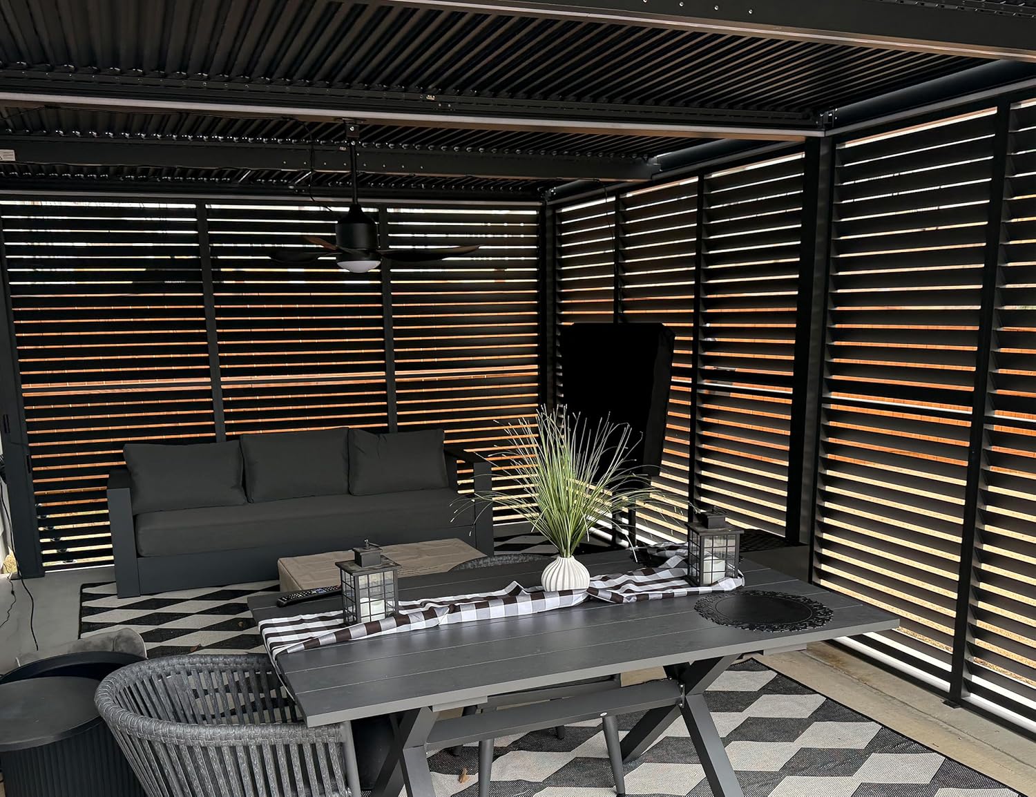 jardinite - Pergola bioclimatique 6x3,68m alu, lames orientables, persienne fixe