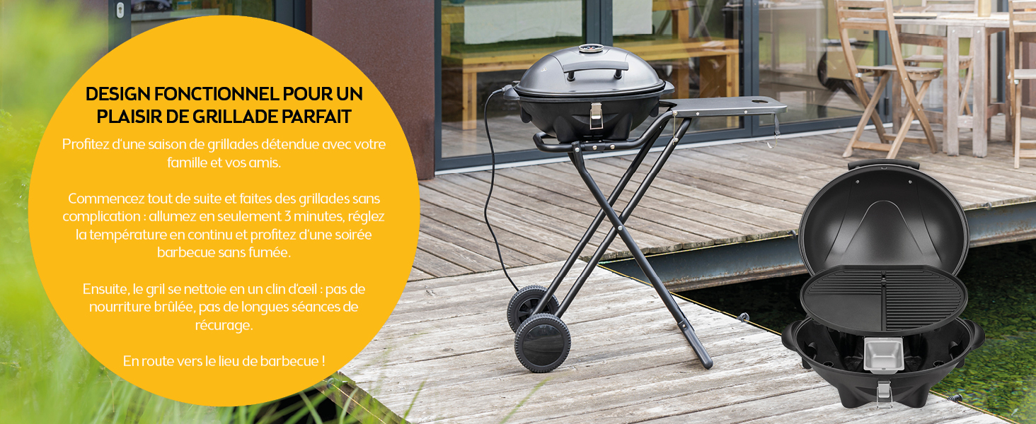 avec bouilloire ronde noire sur support pliable à roulettes. Petit gril de bouilloire rond présenté séparément. Fond de terrasse en bois.