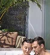 Scène intérieure avec des plantes tropicales, avec un décor contemporain et un cadre de détente sur fond de mur d'eau.