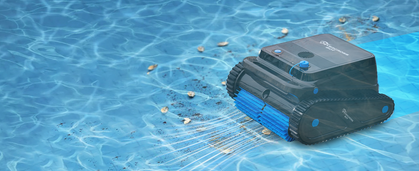 Un robot nettoyeur de piscine représenté sous l'eau dans plusieurs vues, se déplaçant sur le fond bleu de la piscine. L'appareil semble nettoyer la surface de la piscine.