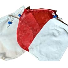 un ensemble de trois sacs en tissu rouge et blanc