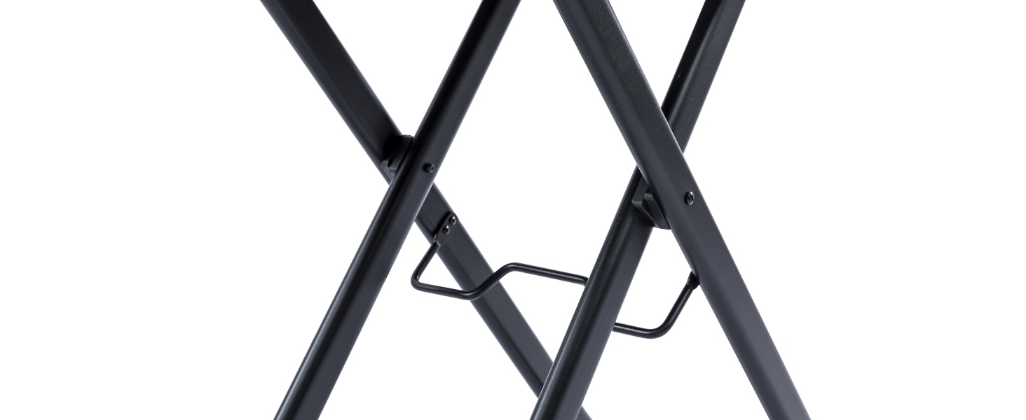 Gros plan d'un support ou d'un cadre en forme de X en métal noir avec une barre de support horizontale reliant les deux pieds. La structure semble robuste et conçue pour supporter le poids.