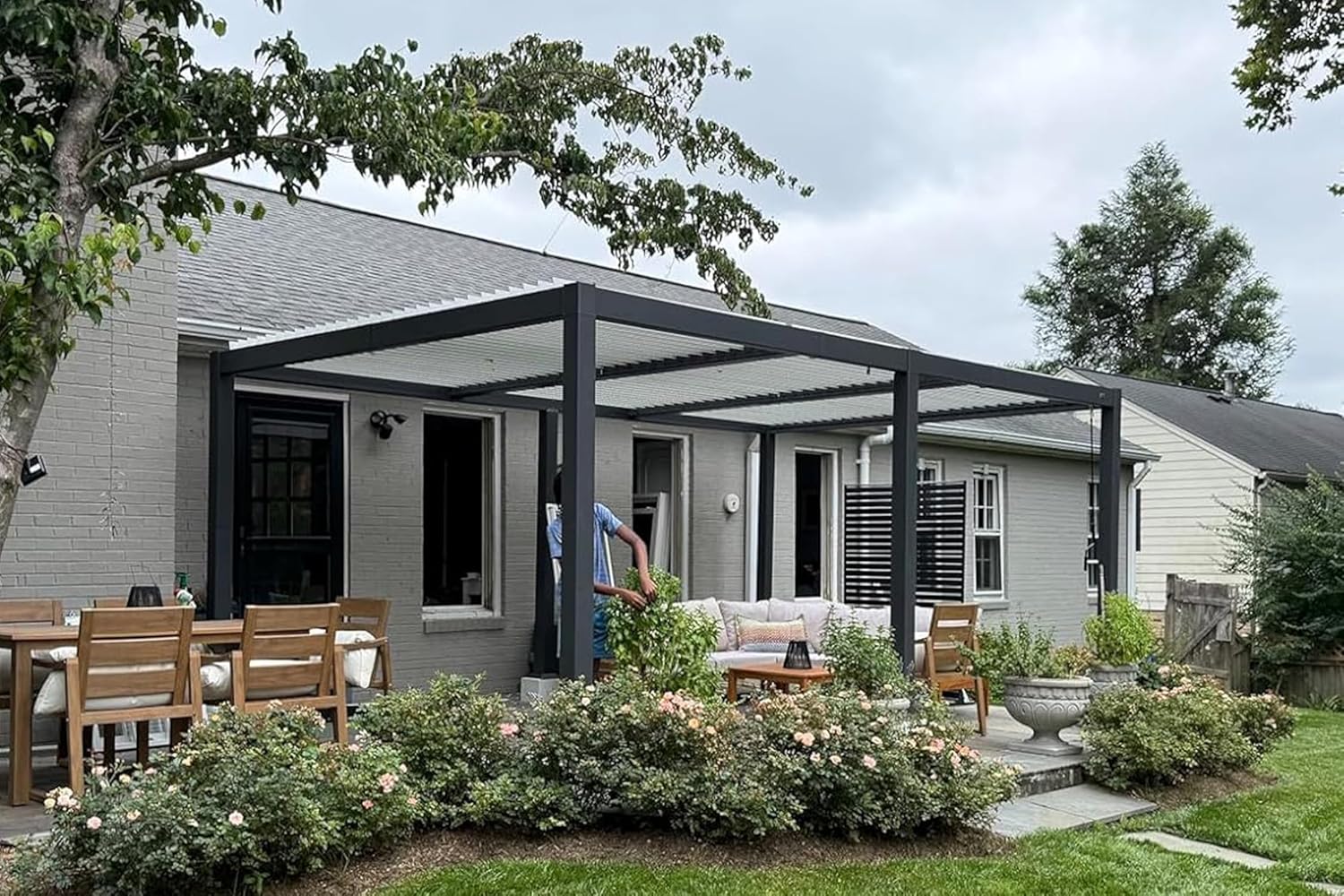 jardinite - pergola bioclimatique - 6,35x3,5m - aluminium gris, poteaux blancs, lames orientables