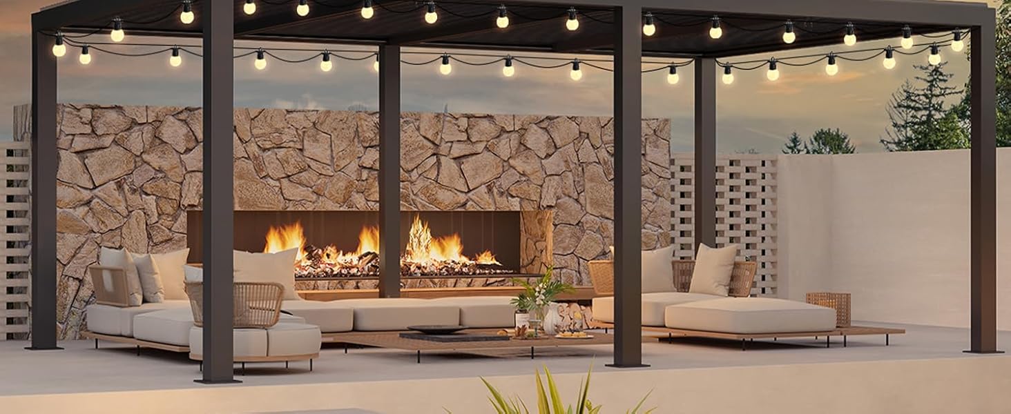 avec guirlandes lumineuses, mur de pierre, cheminée et sièges confortables, créant un patio confortable au coucher du soleil.