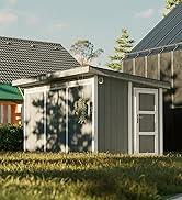 Maison de banlieue avec panneaux solaires sur le toit. Extérieur gris, garniture blanche. Petit cabanon et voiture garée visibles. Allée en béton et pelouse verte