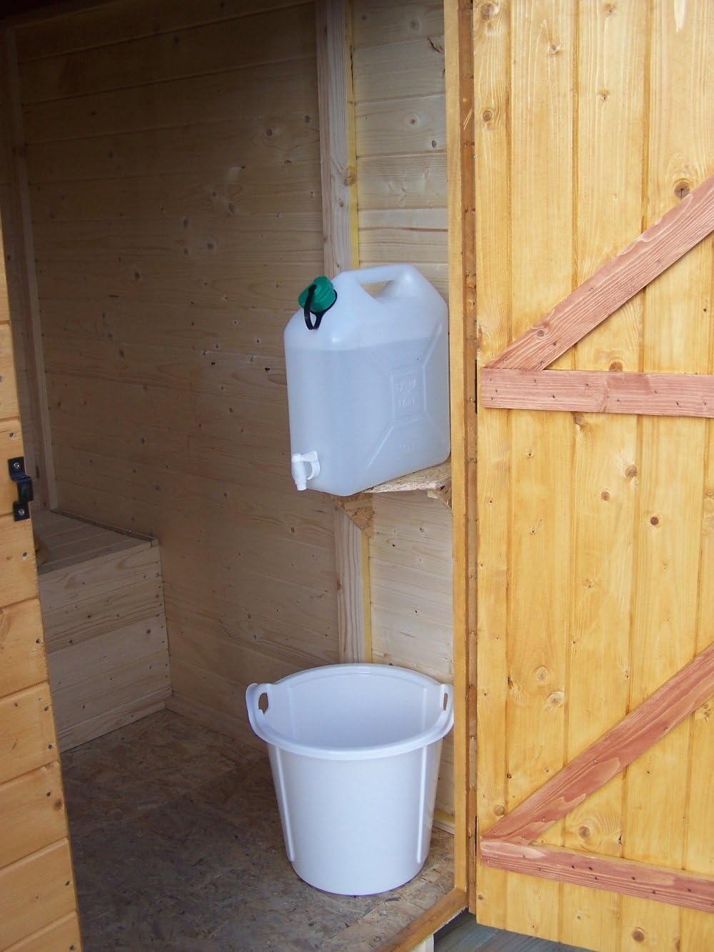Abri WC bois - panneau 16mm, lave-mains, 1.81m2