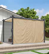 Écran d'intimité extérieur fixé à une structure de patio. Panneau en tissu beige avec structure en métal, offrant ombre et intimité à l'espace extérieur.