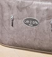 Le texte « jardinite » sur une surface texturée grise semble porter la marque de l'équipement du spa ou de la piscine.