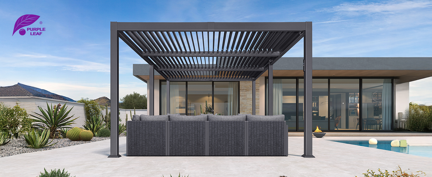 Pergola extérieure moderne avec système de toit à persiennes réglables, construction à ossature sombre, surplombant les meubles de patio et l'extérieur de la maison contemporaine