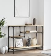 Étagère moderne et minimaliste avec structure en métal noir et étagères en bois clair. Présenté dans un cadre intérieur lumineux et propre avec des objets de décoration.