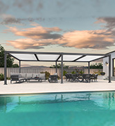 avec une eau bleue calme reflétant un ciel nuageux au coucher du soleil. Mobilier de patio moderne et balustrade en verre visibles, suggérant un complexe de luxe ou un cadre résidentiel haut de gamme