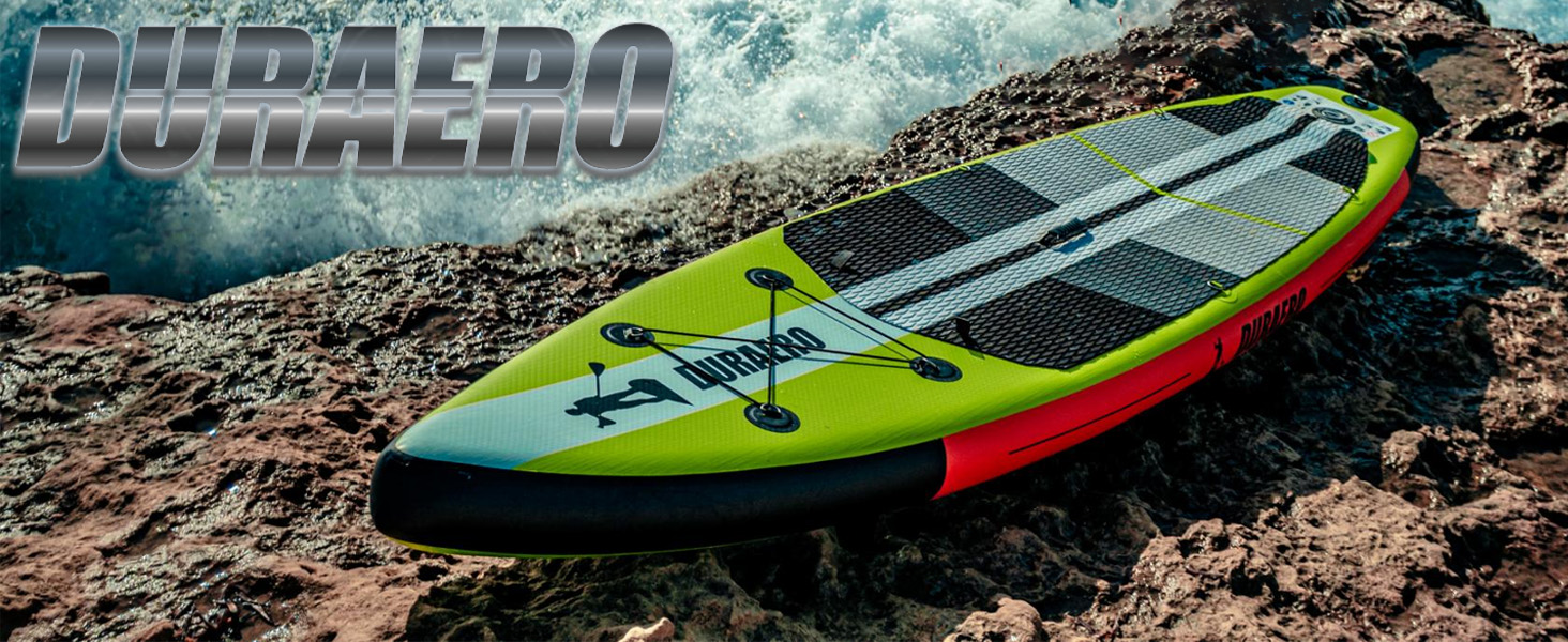 Série d'images montrant une planche à pagaie ou une planche de surf verte sur un terrain côtier rocheux, avec les vagues de l'océan visibles en arrière-plan.
