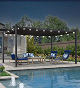 Piscine extérieure avec pergola, guirlandes lumineuses et chaises longues. Palmiers et ciel nocturne visibles en arrière-plan.