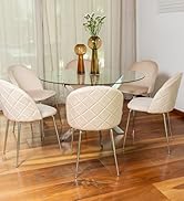 comprenant une table ronde en verre et quatre chaises matelassées de couleur crème, disposées dans une pièce lumineuse avec