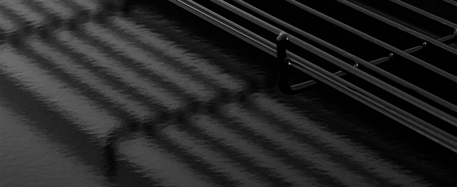 Motif en diagonale rapproché de ce qui semble être des lattes en métal ou en plastique créant une texture linéaire répétitive sur un fond sombre.