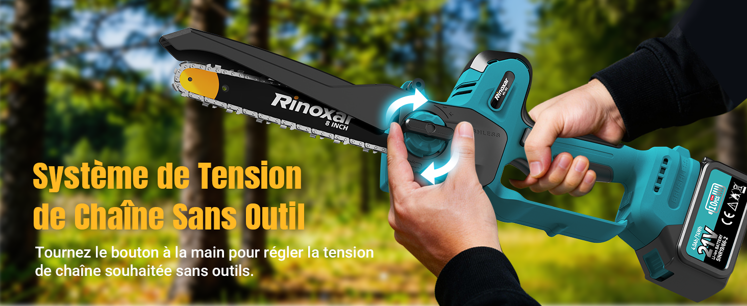 Le texte se lit comme suit : « Système de Tension de Chaîne Sans Outil », sous-titré en dessous. L'image montre des mains tenant un outil sans fil bleu avec système de tension de chaîne sur fond extérieur avec de l'herbe et des arbres.