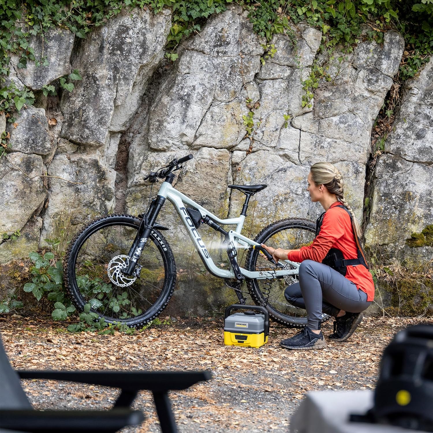 jardinite Nettoyeur à Pression Mobile OC 3 + Kit Vélo, Débit : 2 L/h, Réservoir d'eau : 4 L, Tuyau : 2,8 m, Buse à Jet Plat, Brosse Universelle, Nettoyant, Bonnette Microfibres, Boîte de Rangement