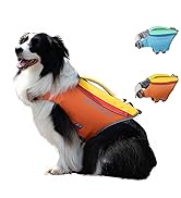 Chien noir et blanc portant un gilet de sauvetage orange et rouge à bretelles réfléchissantes. Deux petits dispositifs de flottaison bleus et oranges pour animaux de compagnie présentés séparément à côté du chien.