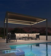 Pergola extérieure illuminée avec éclairage LED au-dessus d'un coin salon de patio au bord d'une piscine la nuit, créant une ambiance moderne et luxueuse.