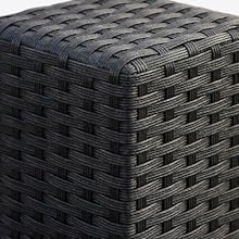 Gros plan d'un matériau texturé tissé ou matelassé noir avec un motif géométrique hachuré, montrant les détails et la profondeur de la surface en trois dimensions.