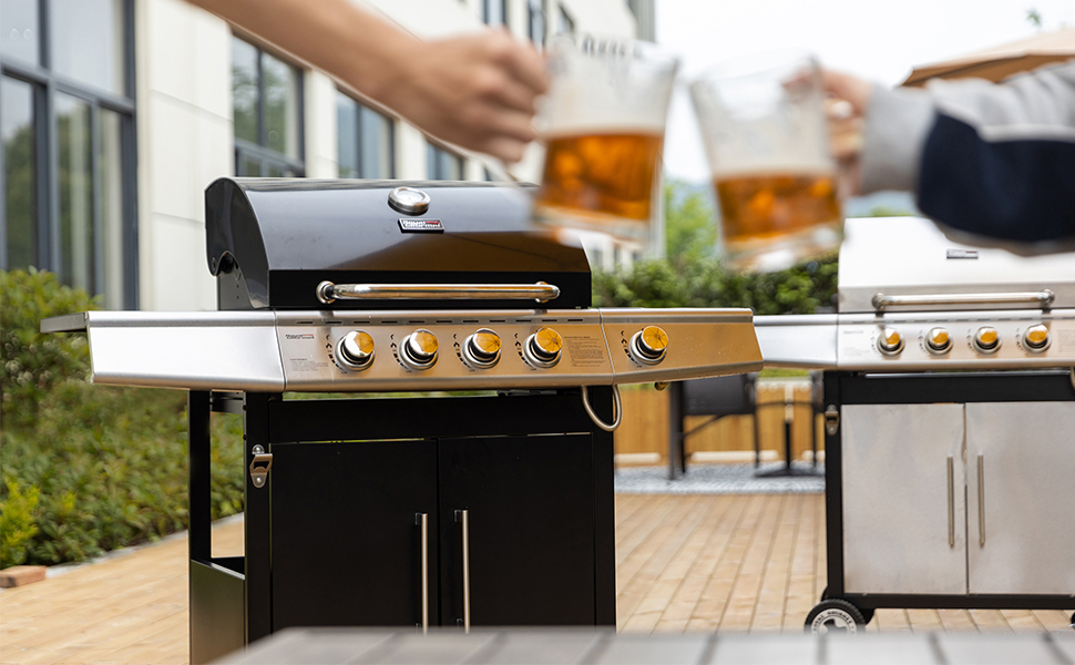 Grand barbecue extérieur à gaz avec plusieurs commandes de brûleur sur une terrasse en bois, avec construction en acier inoxydable et finition noire.