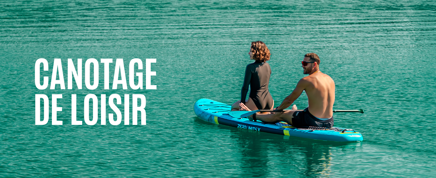 sur une eau turquoise avec deux personnes pagayant. Texte « CANOTAGE DE LOISIR » superposé de blanc. Démonstration d'une activité de loisir en kayak