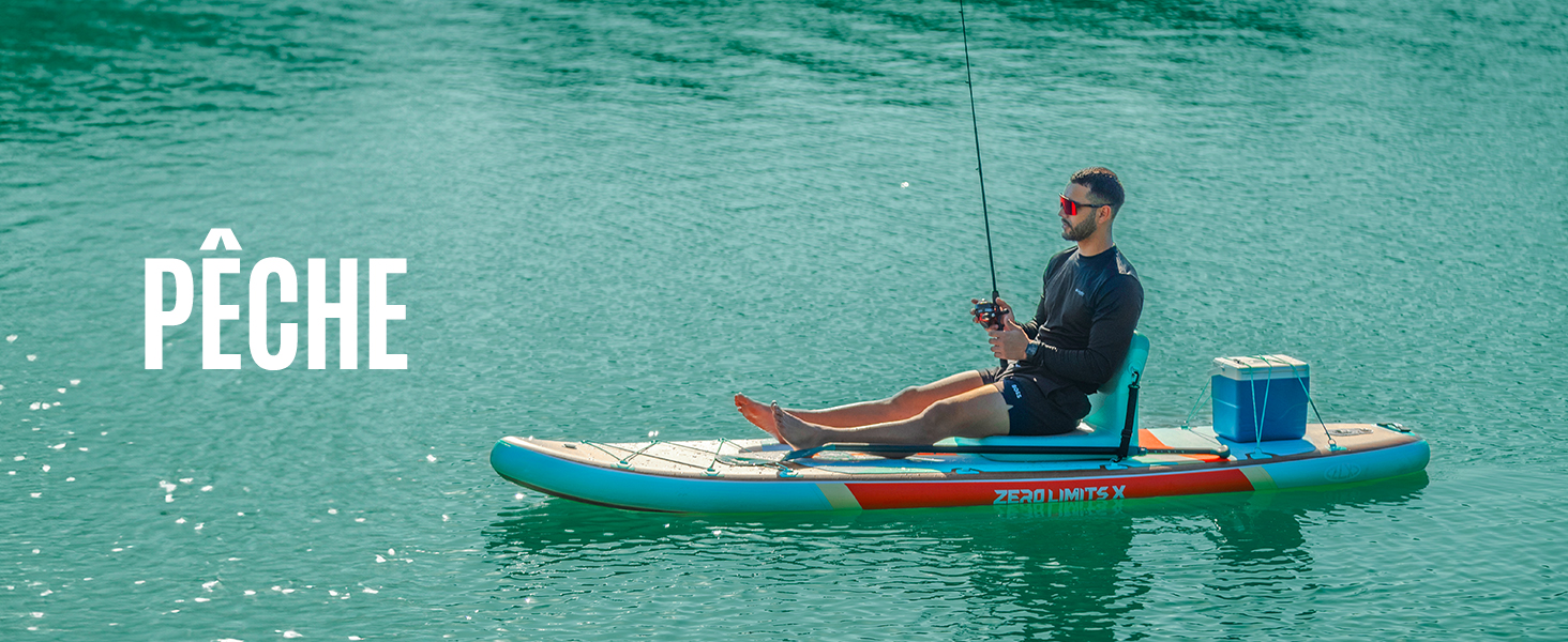 Homme pêchant depuis un paddleboard gonflable sur une eau turquoise. La planche est dotée d'un siège intégré et d'un espace de rangement. Texte « PECHE » superposé sur