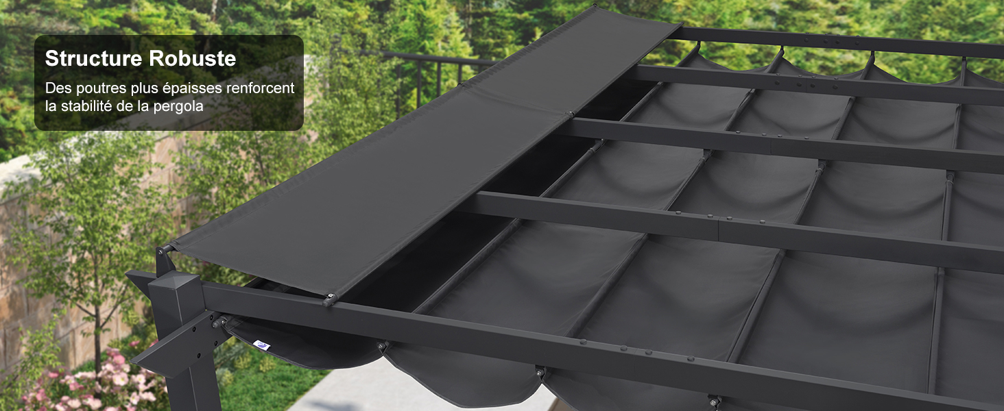 un gros plan d'une terrasse sur le toit