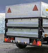 un camion avec un triangle rouge à l'arrière