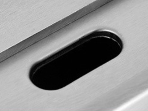 un gros plan d'une surface métallique percée d'un trou.