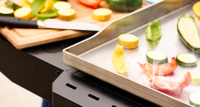 Séquence montrant la préparation des aliments sur des planches à découper en bois avec divers ingrédients et ustensiles dans une cuisine. Plusieurs cadres montrent les différentes étapes de la préparation des repas.