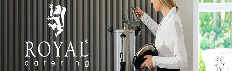Femme en chemise blanche utilisant une élégante machine à café. Logo « jardinite » visible sur un mur sombre en arrière-plan