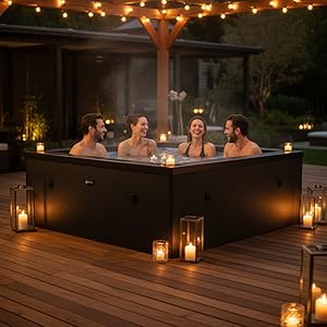 Série de scènes de soirée en plein air mettant en vedette une terrasse ou un patio en bois illuminé par de multiples lanternes et guirlandes lumineuses créant une atmosphère ambiante.