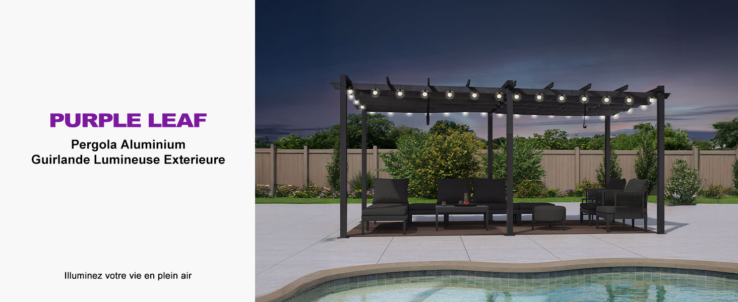 Pergola extérieure en aluminium avec guirlandes lumineuses au-dessus d'un coin salon près d'une piscine. Structure à ossature sombre avec toit à lattes et atmosphère illuminée au