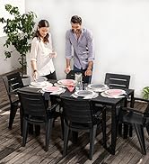 Série de photos montrant des personnes travaillant dans un bureau moderne avec des meubles noirs, avec une table en bois foncé et des chaises noires sur des murs clairs.
